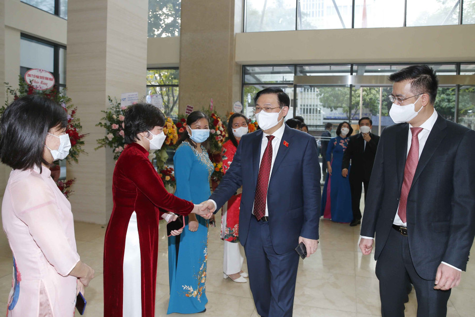 Chủ tịch Quốc hội Vương Đình Huệ với cán bộ, phóng viên, biên tập viên của Truyền hình Quốc hội Việt Nam. (Ảnh: Doãn Tấn/TTXVN)