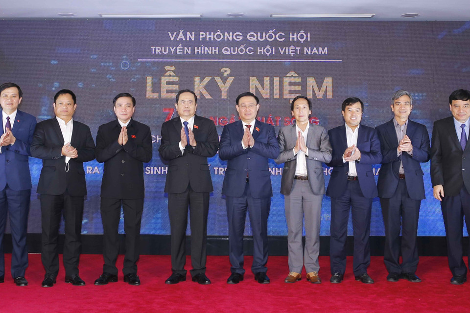 Chủ tịch Quốc hội Vương Đình Huệ với các đại biểu dự Lễ kỷ niệm. (Ảnh: Doãn Tấn/TTXVN)