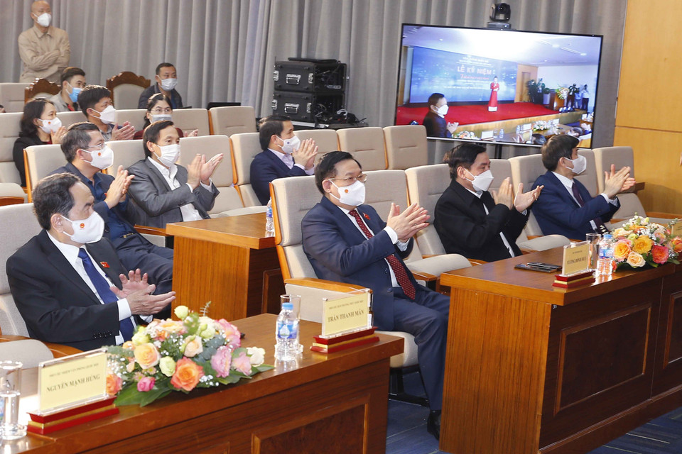 Chủ tịch Quốc hội Vương Đình Huệ và các đại biểu dự Lễ kỷ niệm. (Ảnh: Doãn Tấn/TTXVN)