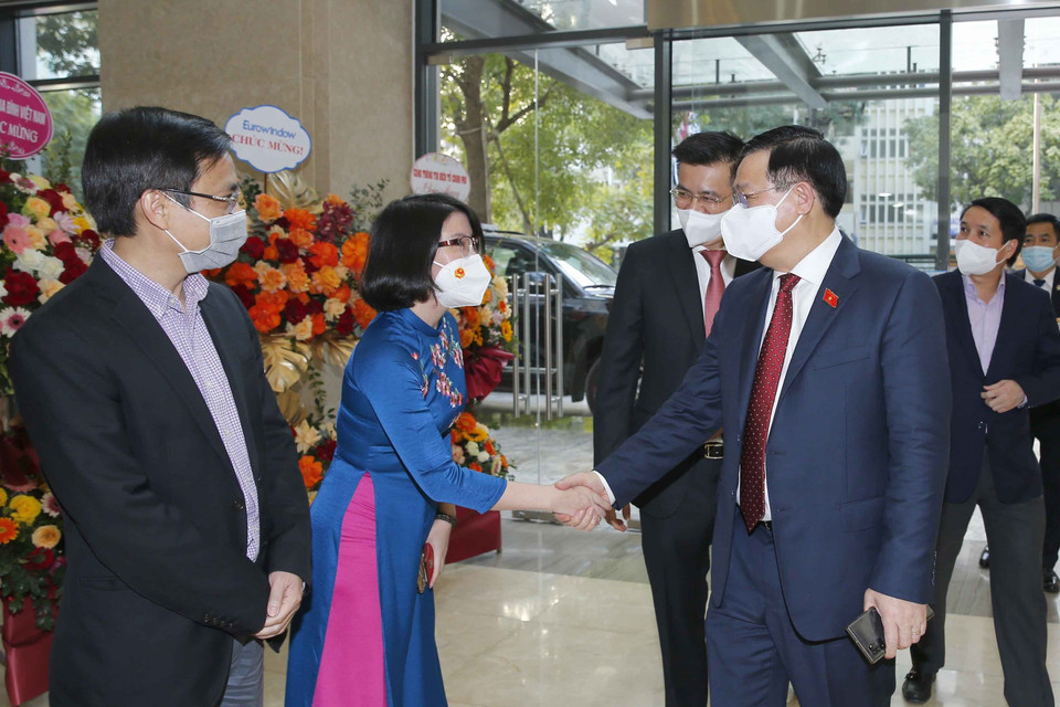 Chủ tịch Quốc hội Vương Đình Huệ với cán bộ, phóng viên của Truyền hình Quốc hội Việt Nam. (Ảnh: Doãn Tấn/TTXVN)