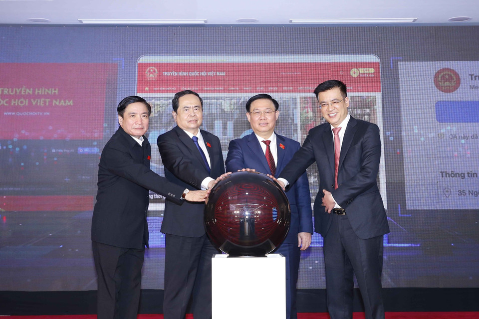 Chủ tịch Quốc hội Vương Đình Huệ và các đại biểu thực hiện nghi thức ra mắt Hệ sinh thái số Truyền hình Quốc hội Việt Nam. (Ảnh: Doãn Tấn/TTXVN)