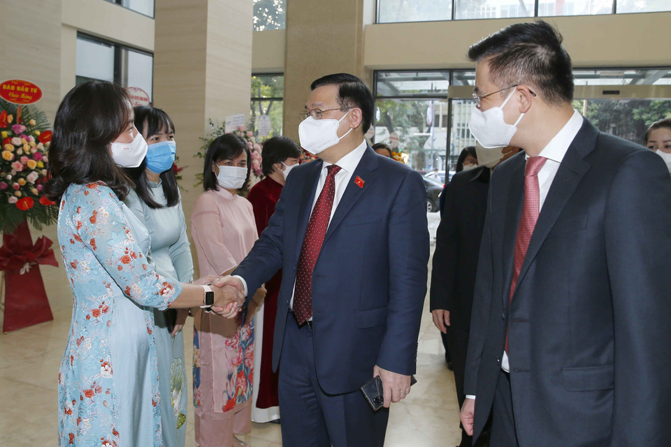 Chủ tịch Quốc hội Vương Đình Huệ với cán bộ, phóng viên, biên tập viên của Truyền hình Quốc hội Việt Nam. (Ảnh: Doãn Tấn/TTXVN)