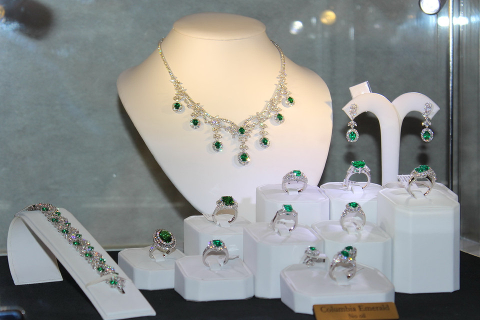 Bộ sưu tập ngọc lục bảo tại triển lãm. (Ảnh: Mỹ Bình-Lê Hải/Vietnam+)