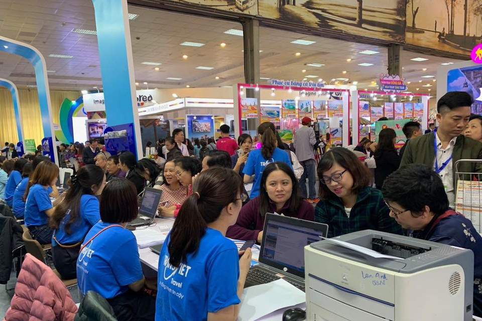 Không khí sôi động ở Hội chợ ngay từ sớm với các giao dịch nhanh chóng được ký kết. (Ảnh: PV/Vietnam+)