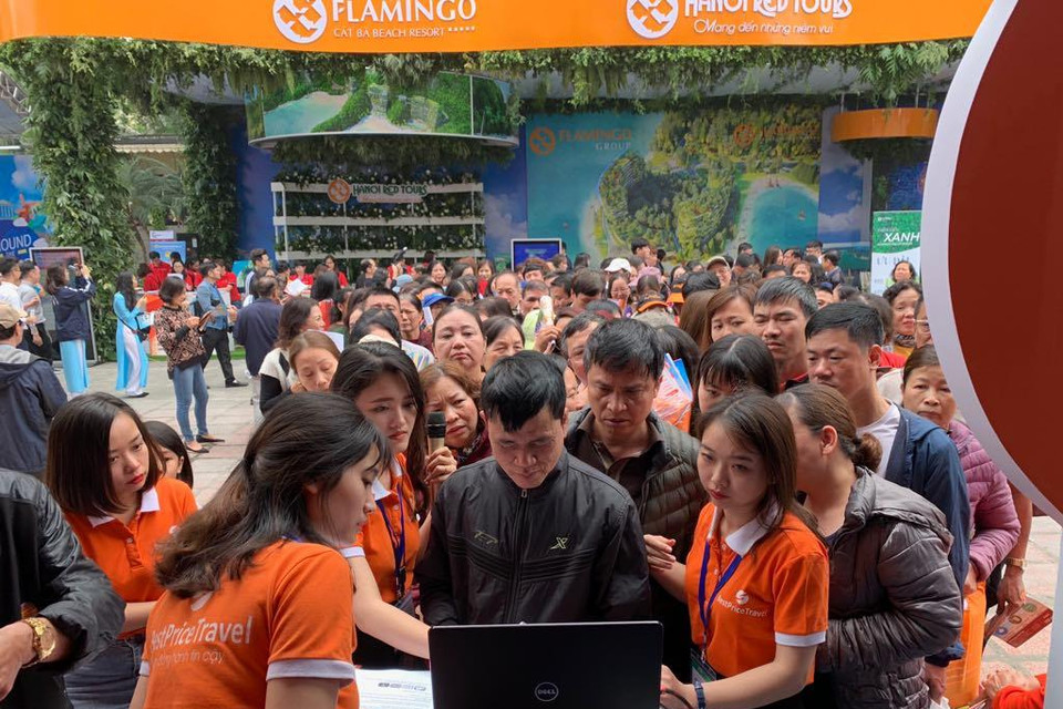 Hàng dài khách thăm quan xếp hàng chờ chơi bốc thăm trúng thưởng. (Ảnh: PV/Vietnam+)