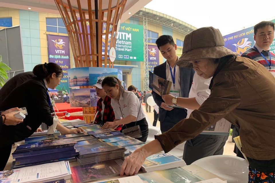 Người dân rất quan tâm tới các chương trình tour tại hội chợ bởi giá ưu đãi tới 50%. (Ảnh: PV/Vietnam+)