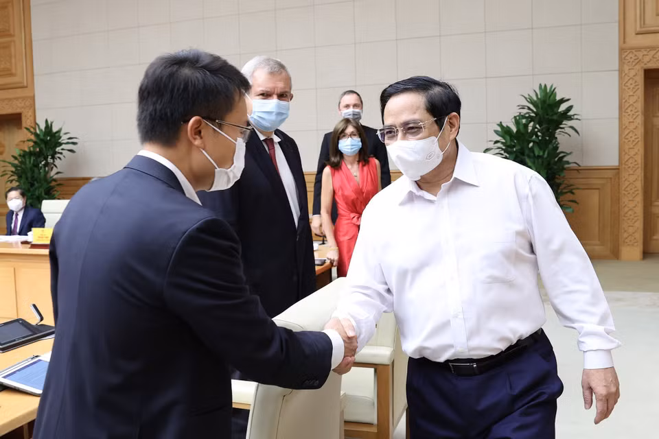 Thủ tướng Phạm Minh Chính với đại diện doanh nghiệp châu Âu tại Việt Nam. (Ảnh: Dương Giang/TTXVN)