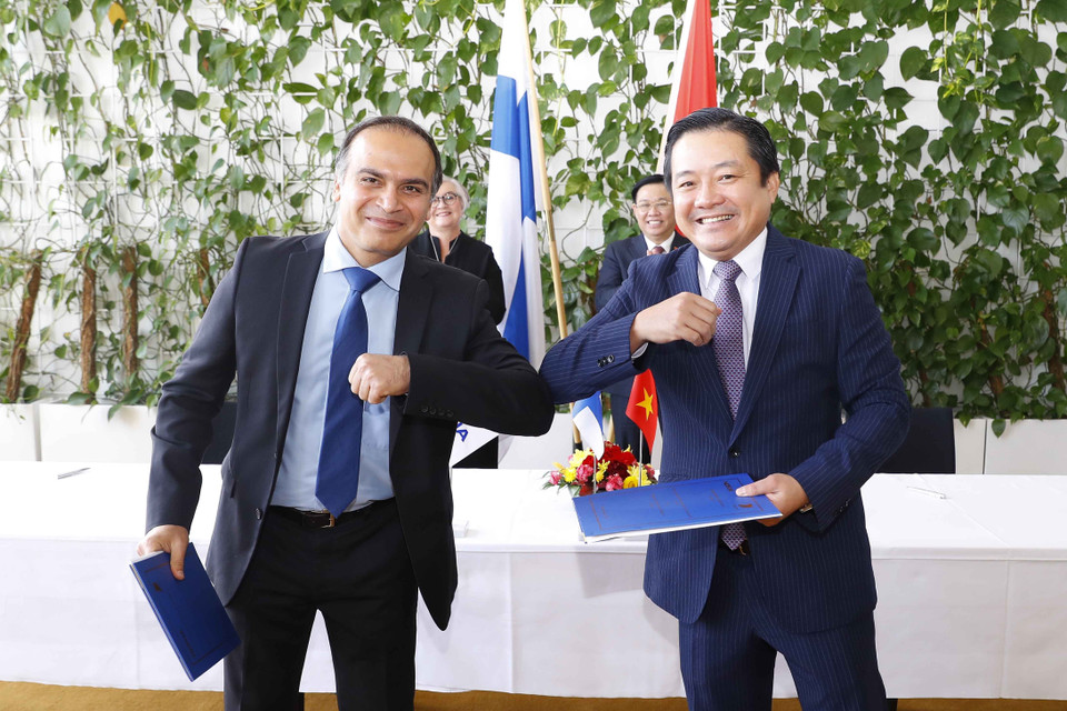 Lãnh đạo Tập đoàn VNPT và Nokia tham gia Lễ ký. (Ảnh: Doãn Tấn/TTXVN)