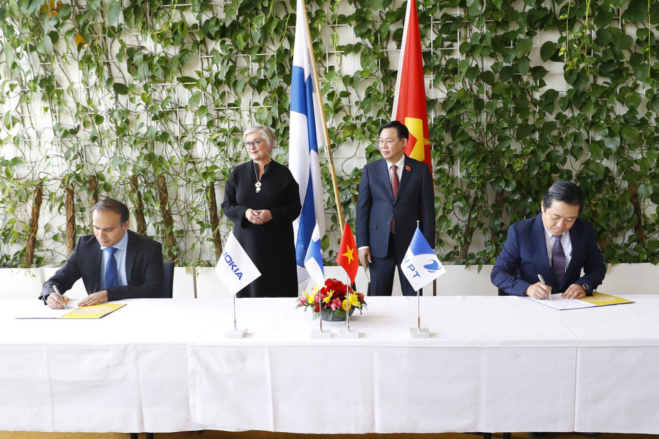 Chủ tịch Quốc hội Vương Đình Huệ và Chủ tịch Quốc hội Phần Lan chứng kiến Lễ ký kết hợp tác giữa Tập đoàn VNPT và Nokia. (Ảnh: Doãn Tấn/TTXVN)