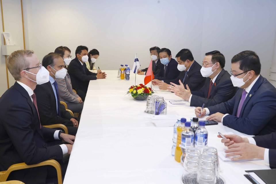 Chủ tịch Quốc hội Vương Đình Huệ tiếp lãnh đạo Tập đoàn Nokia. (Ảnh: Doãn Tấn/TTXVN)