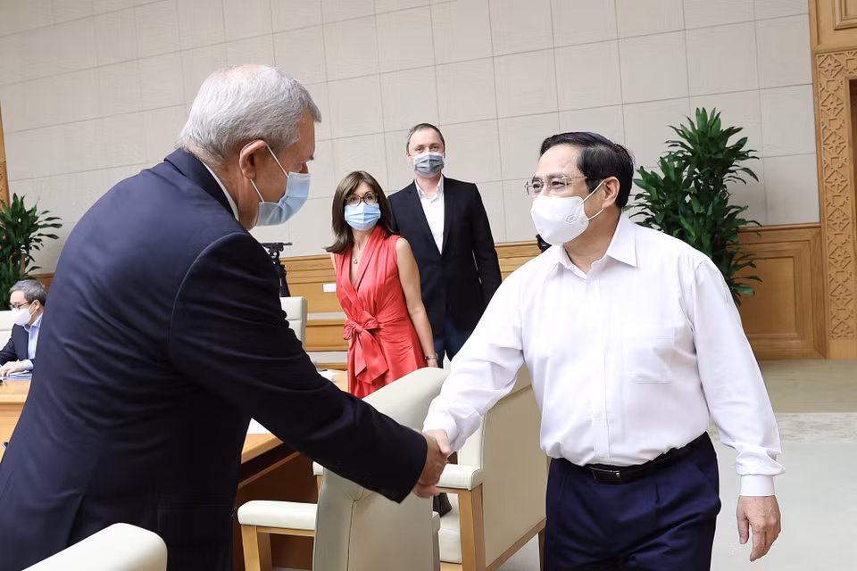 Thủ tướng Phạm Minh Chính với đại diện doanh nghiệp châu Âu tại Việt Nam. (Ảnh: Dương Giang/TTXVN)