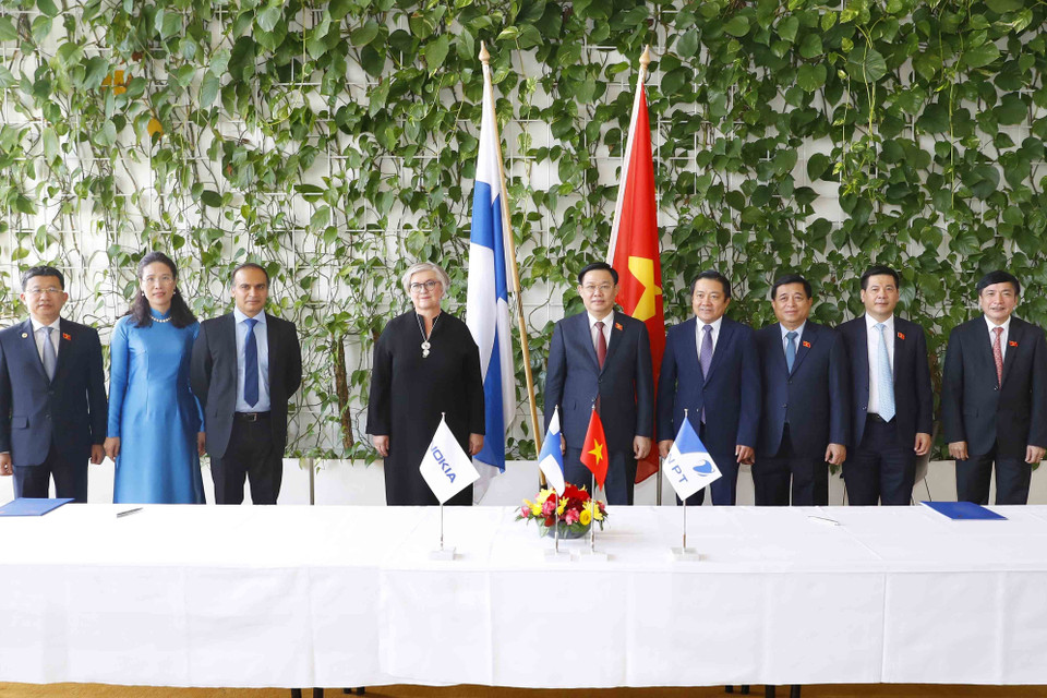 Chủ tịch Quốc hội Vương Đình Huệ và Chủ tịch Quốc hội Phần Lan với các đại biểu dự Lễ ký kết hợp tác giữa Tập đoàn VNPT và Nokia. (Ảnh: Doãn Tấn/TTXVN)