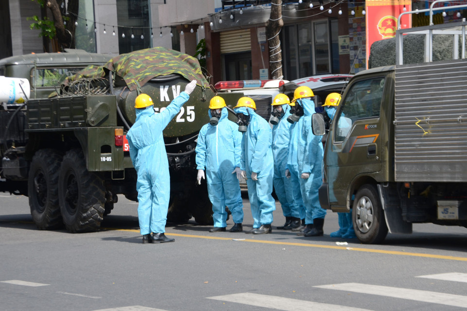 Các chiến sỹ lực lượng Hóa học (Quân khu 5) bàn phương án tác chiến trước khi tiến hành công tác tiêu độc, khử trùng. (Ảnh: Quốc Dũng/ TTXVN)