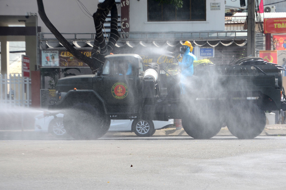 Lực lượng Hóa Học (Quân khu 5) sử dụng 2 xe chuyên dụng để phun xịt khử khuẩn khu vực. (Ảnh: Quốc Dũng/ TTXVN)