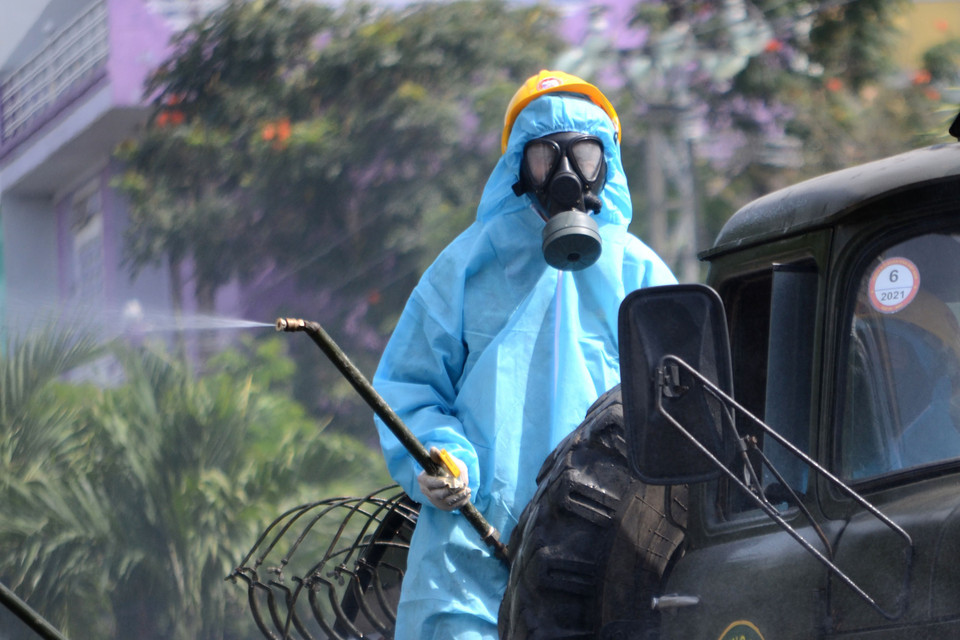 Lực lượng Hóa Học (Quân khu 5) tiến hành phun xịt khử khuẩn, phòng chống dịch COVID-19. (Ảnh: Quốc Dũng/ TTXVN)