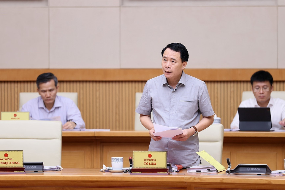 Thứ trưởng Bộ Công an Lê Quốc Hùng trình bày Tờ trình tóm tắt về đề nghị xây dựng Luật Phòng, chống mua bán người. (Ảnh: Dương Giang/TTXVN)