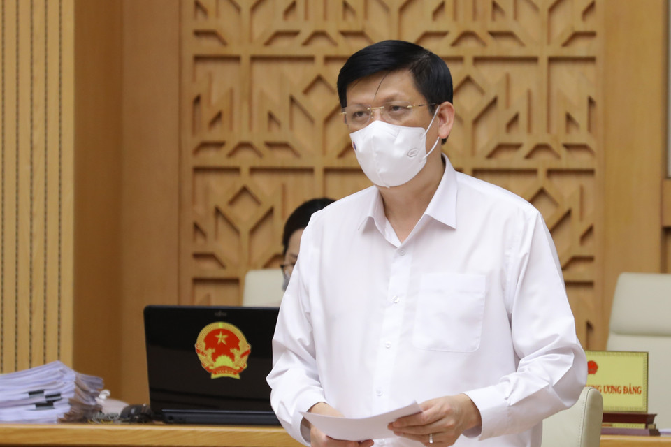 Bộ trưởng Bộ Y tế Nguyễn Thanh Long báo cáo về tình hình dịch COVID-19 tại phiên họp. (Ảnh: Văn Điệp/TTXVN)