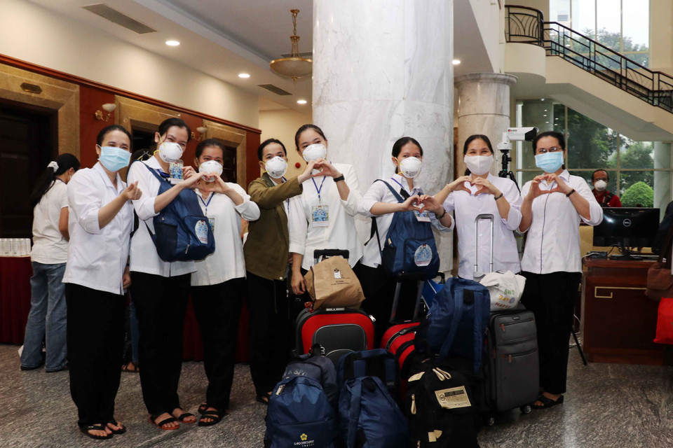 Các tình nguyện viên tôn giáo được lựa chọn ở độ tuổi từ 18-40, có sức khỏe xung phong tham gia hỗ trợ tuyến đầu chống dịch tại các bệnh viện dã chiến, bệnh viện hồi sức COVID-19 của Thành phố. (Ảnh: Xuân Khu/TTXVN)