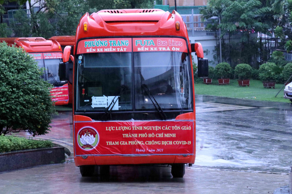 299 tình nguyện viên đầu tiên trong số gần 700 tình nguyện viên tôn giáo đợt đầu sẽ tham gia hỗ trợ công tác phòng, chống dịch tại các bệnh viện dã chiến, bệnh viện hồi sức COVID-19 trên địa bàn Thành phố Hồ Chí Minh. (Ảnh: Xuân Khu/TTXVN)