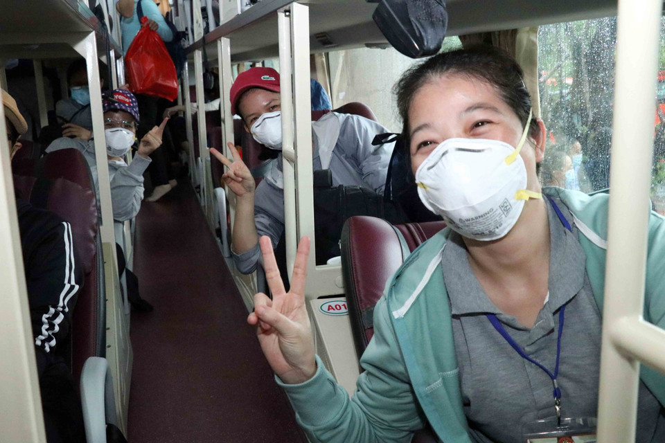 Các tình nguyện viên tôn giáo lên đường hỗ trợ tuyến đầu chống dịch với niềm tin chiến thắng đại dịch COVID-19. (Ảnh: Xuân Khu/TTXVN)