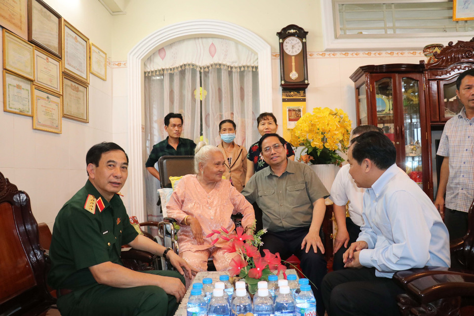 Thủ tướng Phạm Minh Chính thăm gia đình gia đình Mẹ Việt Nam Anh hùng Lê Thị Bình tại 158/58 Nguyễn Việt Hồng, phường An Phú, quận Ninh Kiều, thành phố Cần Thơ. (Ảnh: Ngọc Thiện/TTXVN)
