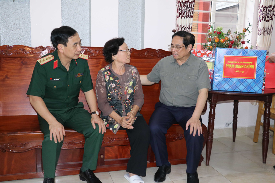 Thủ tướng Phạm Minh Chính thăm gia đình gia đình thương binh Huỳnh Thị Kiển, sinh năm 1948, tại 42/7 Trần Việt Châu, khu vực 2, phường An Hòa, quận Ninh Kiều, thành phố Cần Thơ. (Ảnh: Ngọc Thiện/TTXVN)