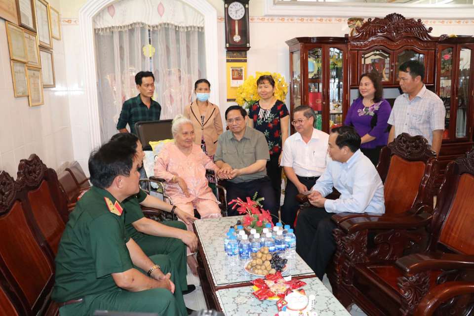 Thủ tướng Phạm Minh Chính thăm gia đình gia đình Mẹ Việt Nam Anh hùng Lê Thị Bình tại 158/58 Nguyễn Việt Hồng, phường An Phú, quận Ninh Kiều, thành phố Cần Thơ. (Ảnh: Ngọc Thiện/TTXVN)