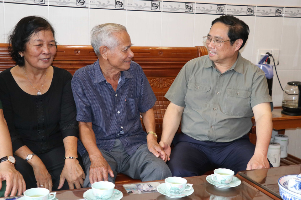Thủ tướng Phạm Minh Chính thăm gia đình thương binh Nguyễn Văn Khởi, sinh năm 1946 ở phường Hưng Phú, Quận Cái Răng, thành phố Cần Thơ. (Ảnh: Ngọc Thiện/TTXVN)