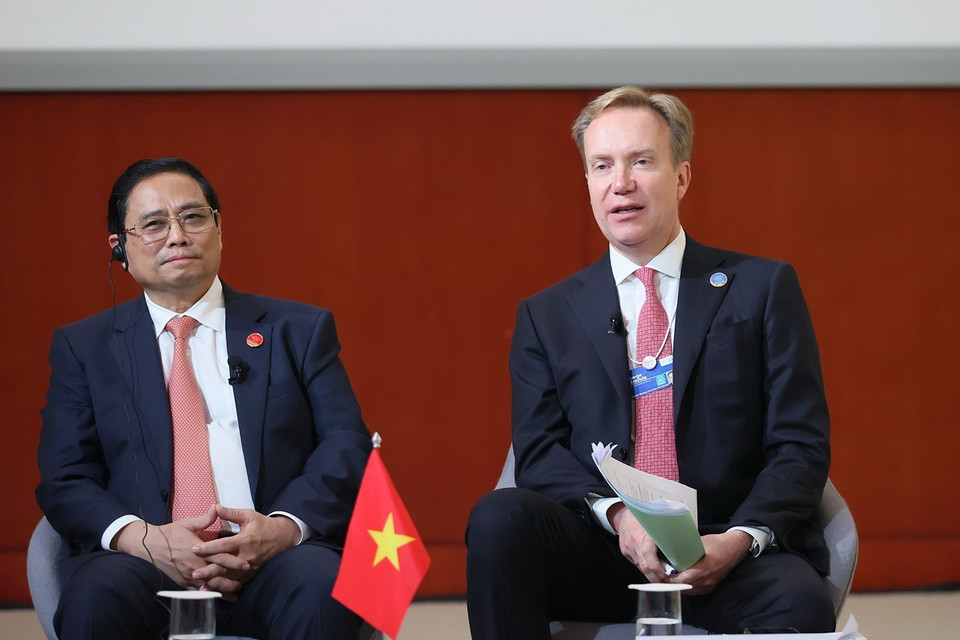Chủ tịch Diễn đàn Kinh tế Thế giới (WEF) Børge Brende (phải) phát biểu. (Ảnh: Dương Giang/TTXVN)