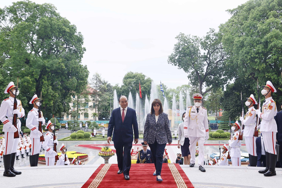 Chủ tịch nước Nguyễn Xuân Phúc và Tổng thống Hy Lạp Katerina Sakellaropoulou tại lễ đón. (Ảnh: Thống Nhất/TTXVN)