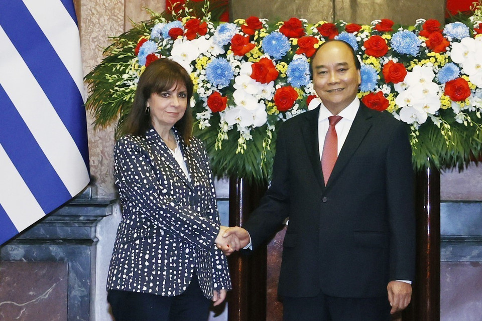 Chủ tịch nước Nguyễn Xuân Phúc và Tổng thống Hy Lạp Katerina Sakellaropoulou chụp ảnh chung tại lễ đón. (Ảnh: Thống Nhất/TTXVN)