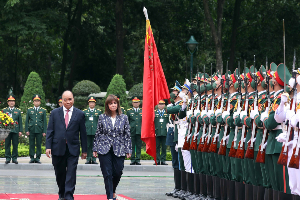 Chủ tịch nước Nguyễn Xuân Phúc và Tổng thống Hy Lạp Katerina Sakellaropoulou duyệt Đội danh dự Quân đội nhân dân Việt Nam. (Ảnh: Thống Nhất/TTXVN)