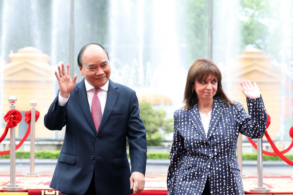 Chủ tịch nước Nguyễn Xuân Phúc và Tổng thống Hy Lạp Katerina Sakellaropoulou tại lễ đón. (Ảnh: Thống Nhất/TTXVN)