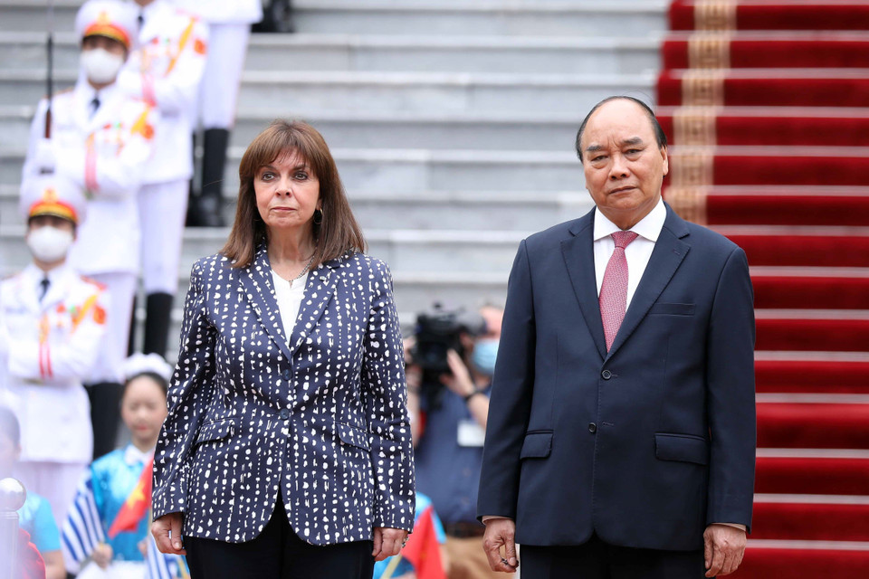 Chủ tịch nước Nguyễn Xuân Phúc và Tổng thống Hy Lạp Katerina Sakellaropoulou đứng trên bục danh dự nghe quân nhạc cử Quốc thiều hai nước. (Ảnh: Thống Nhất/TTXVN)
