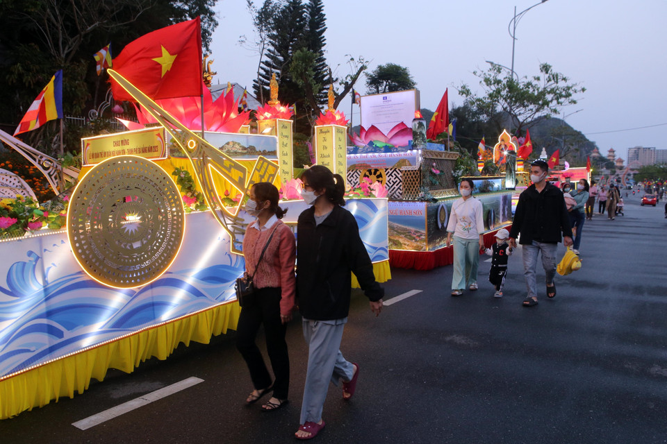 Người dân, du khách đến tham dự Lễ hội Quán Thế Âm Ngũ Hành Sơn. (Ảnh: Trần Lê Lâm/TTXVN)