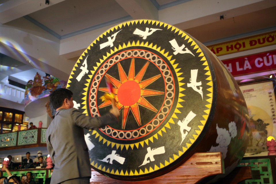 Đại diện lãnh đạo thành phố Đà Nẵng đánh trống khai mạc tại Lễ hội Quán Thế Âm Ngũ Hành Sơn. (Ảnh: Trần Lê Lâm/TTXVN)