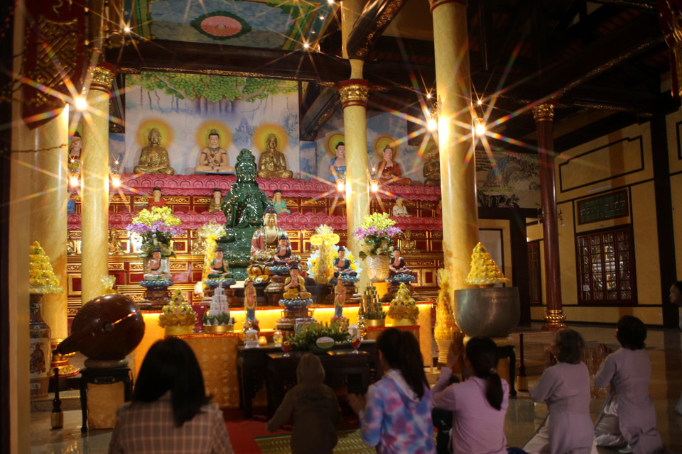 Phật tử, người dân cầu nguyện bình an cho gia đình tại Lễ hội Quán Thế Âm Ngũ Hành Sơn. (Ảnh: Trần Lê Lâm/TTXVN)