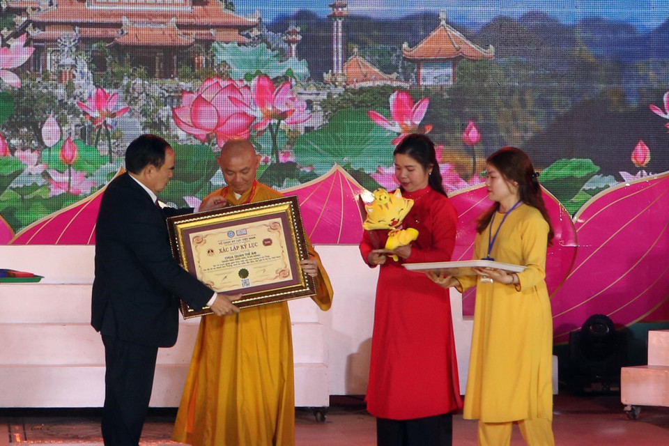 Ban Tổ chức trao chứng nhận kỷ lục Việt Nam cho độc bản 16 bức tranh sứ màu, được cẩn trên tường của 4 ngôi tháp ở chùa Quán Thế Âm Lễ hội Quán Thế Âm Ngũ Hành Sơn. (Ảnh: Trần Lê Lâm/TTXVN)