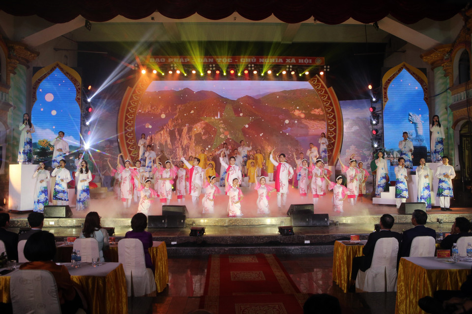 Biểu diễn nghệ thuật tại Lễ hội Quán Thế Âm Ngũ Hành Sơn. (Ảnh: Trần Lê Lâm/TTXVN)