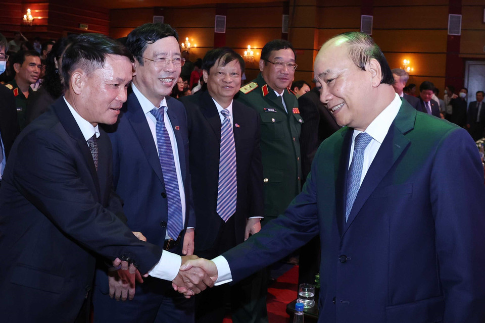 Thủ tướng Nguyễn Xuân Phúc với các đại biểu dự kỷ niệm 75 năm Ngày thành lập Đài tiếng nói Việt Nam(7/9/1945-7/9/2020). (Ảnh: Thống Nhất/TTXVN)