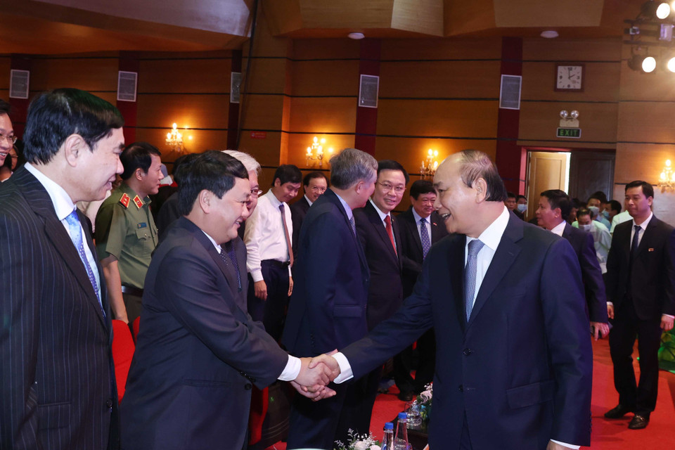 Thủ tướng Nguyễn Xuân Phúc với các đại biểu dự kỷ niệm 75 năm Ngày thành lập Đài tiếng nói Việt Nam(7/9/1945-7/9/2020). (Ảnh: Thống Nhất/TTXVN)