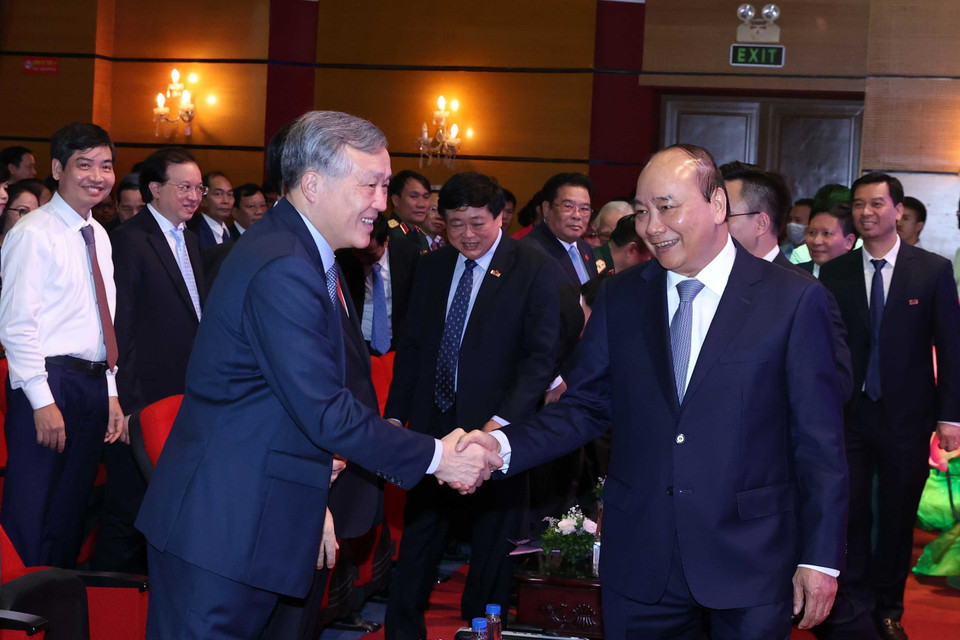 Thủ tướng Nguyễn Xuân Phúc với các đại biểu dự kỷ niệm 75 năm Ngày thành lập Đài tiếng nói Việt Nam(7/9/1945-7/9/2020). (Ảnh: Thống Nhất/TTXVN)