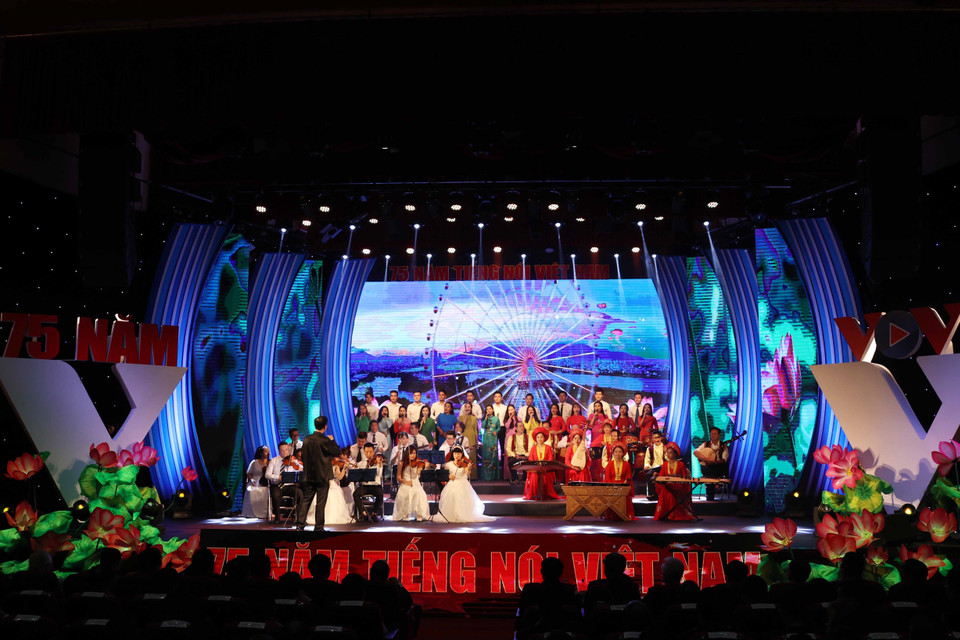 Chương trình văn nghệ chào mừng kỷ niệm 75 năm Ngày thành lập Đài tiếng nói Việt Nam (7/9/1945-7/9/2020). (Ảnh: Thống Nhất/TTXVN)
