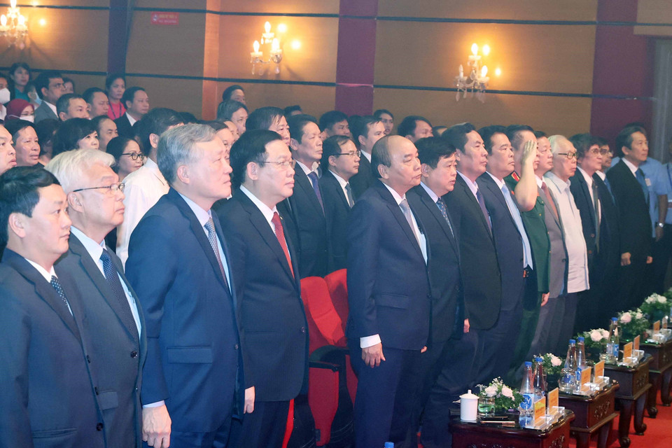 Thủ tướng Nguyễn Xuân Phúc với các đại biểu thực hiện nghi thức chào cờ. (Ảnh: Thống Nhất/TTXVN)