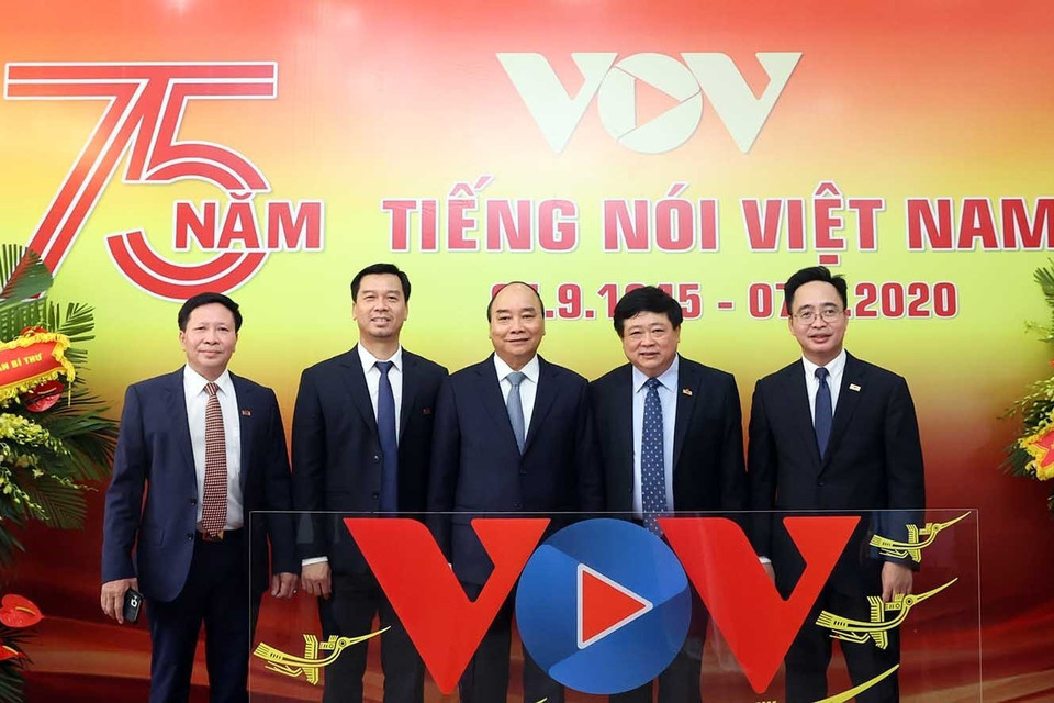 Thủ tướng Nguyễn Xuân Phúc với các đại biểu dự kỷ niệm 75 năm Ngày thành lập Đài tiếng nói Việt Nam(7/9/1945-7/9/2020). (Ảnh: Thống Nhất/TTXVN)