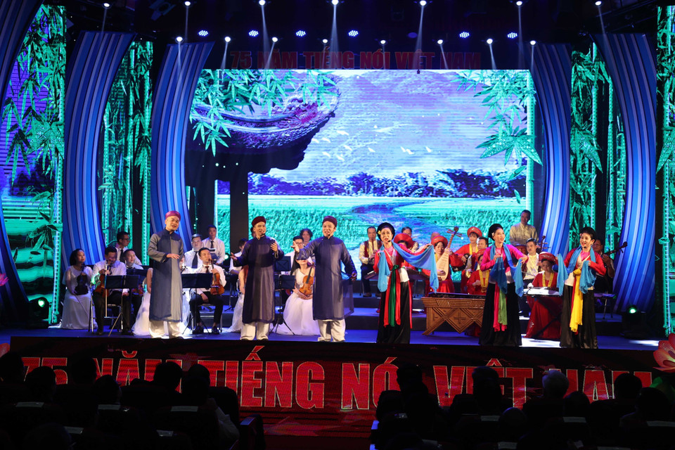 Chương trình văn nghệ chào mừng kỷ niệm 75 năm Ngày thành lập Đài tiếng nói Việt Nam (7/9/1945-7/9/2020). (Ảnh: Thống Nhất/TTXVN)