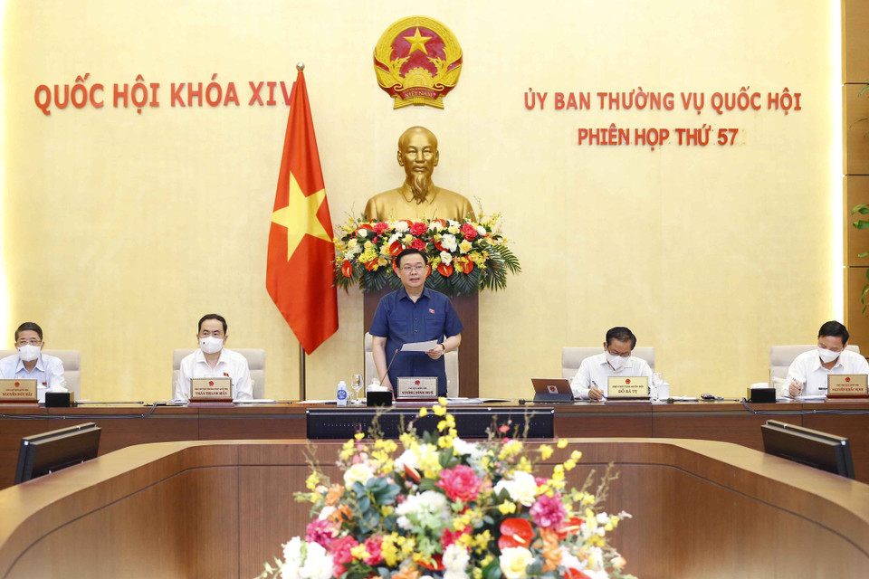 Tại phiên họp, Hội đồng Bầu cử quốc gia báo cáo tổng kết bước đầu cuộc bầu cử đại biểu Quốc hội khóa XV và đại biểu Hội đồng nhân dân các cấp nhiệm kỳ 2021-2026; Ủy ban Thường vụ Quốc hội cho ý kiến về dự kiến Chương trình xây dựng luật, pháp lệnh năm 2022 của Quốc hội. Trong ảnh: Chủ tịch Quốc hội Vương Đình Huệ phát biểu khai mạc Phiên họp thứ 57 của Ủy ban Thường vụ Quốc hội. (Ảnh: Doãn Tấn/TTXVN)
