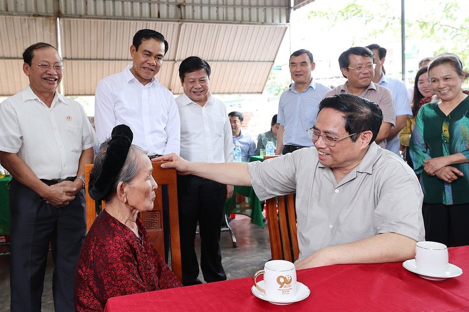Thủ tướng Phạm Minh Chính thăm Mẹ Việt Nam anh hùng Nguyễn Thị Ả, 97 tuổi, có 2 con là liệt sỹ. (Ảnh: Dương Giang/TTXVN)