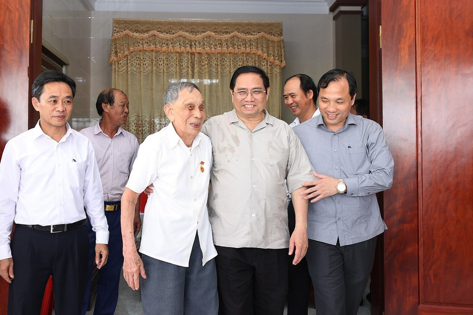 Thủ tướng Phạm Minh Chính thăm ông Nguyễn Văn Minh, 95 tuổi, cán bộ tiền khởi nghĩa, nguyên Bí thư Thị ủy Hà Tĩnh. (Ảnh: Dương Giang/TTXVN)