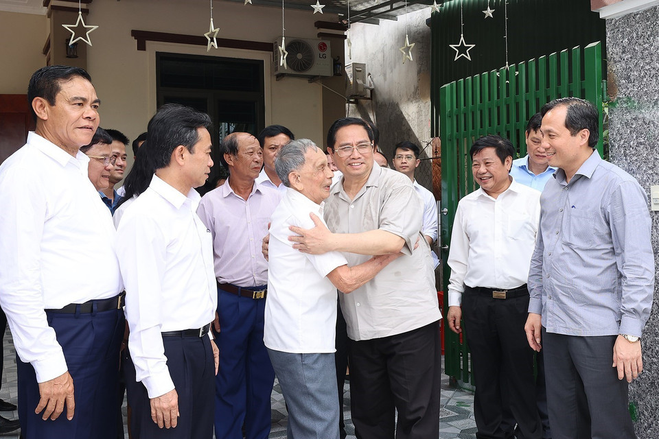 Thủ tướng Phạm Minh Chính thăm ông Nguyễn Văn Minh, 95 tuổi, cán bộ tiền khởi nghĩa, nguyên Bí thư Thị ủy Hà Tĩnh. (Ảnh: Dương Giang/TTXVN)